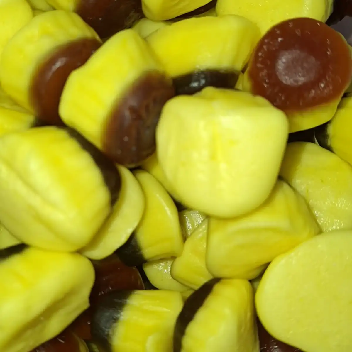 Un adorable bonbon ourson bicolore, mêlant un rose tendre et un bleu pastel, à la texture moelleuse et fondante. Son goût délicieusement fruité et sucré évoque une douceur régressive, parfaite pour un moment de plaisir gourmand.00g